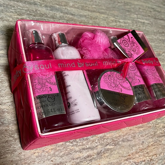 NIB Mind, body, and Soul Stargaze scented Bath and body set - Picture 15 of 16